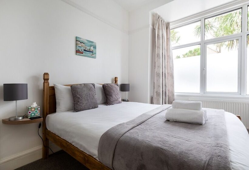 חדר דלוקס, Oasis House