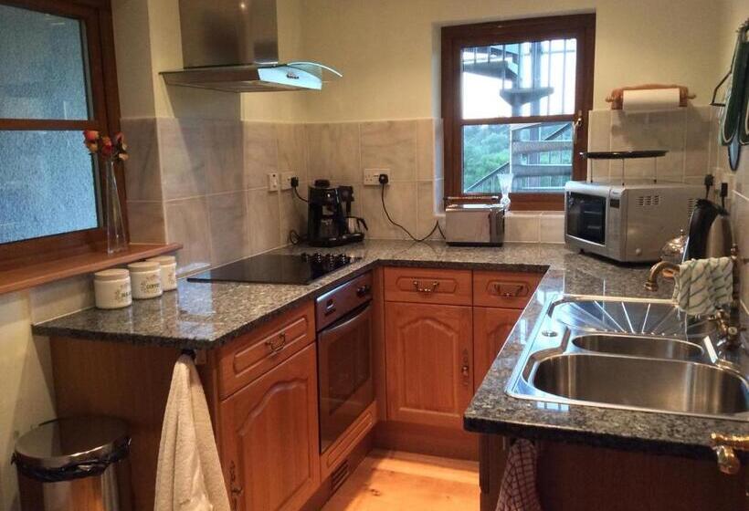 1 Sovrums Lägenhet med Balkong, Orchard Manor