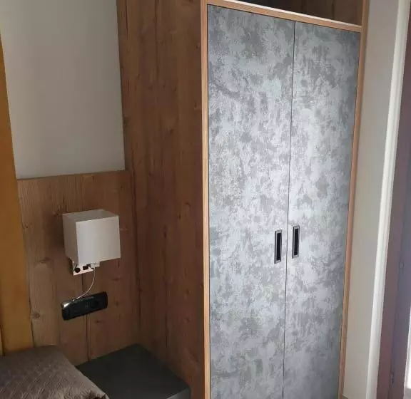 Standard Kolmen Hengen Huone, Albergo Casa Este