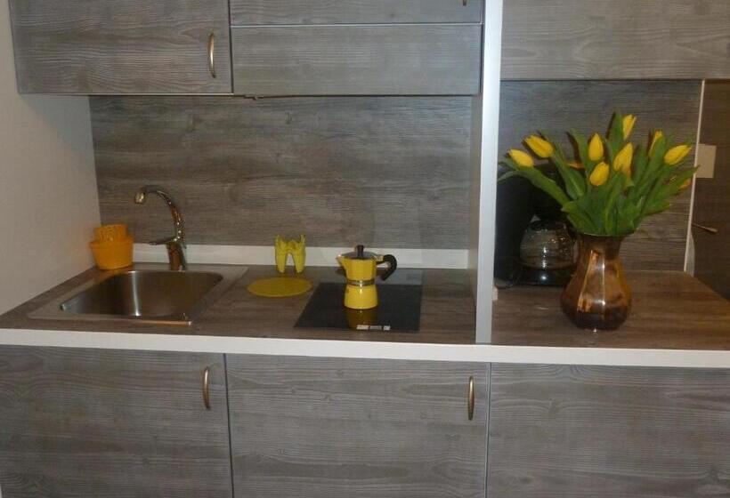 Студия Стандарт, Albergo Casa Este