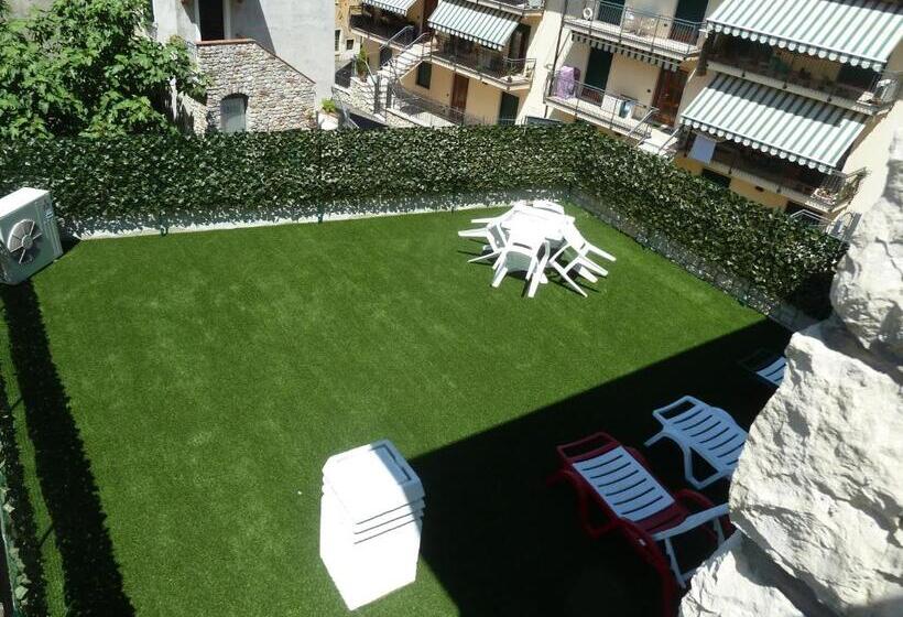 Студия Стандарт, Albergo Casa Este