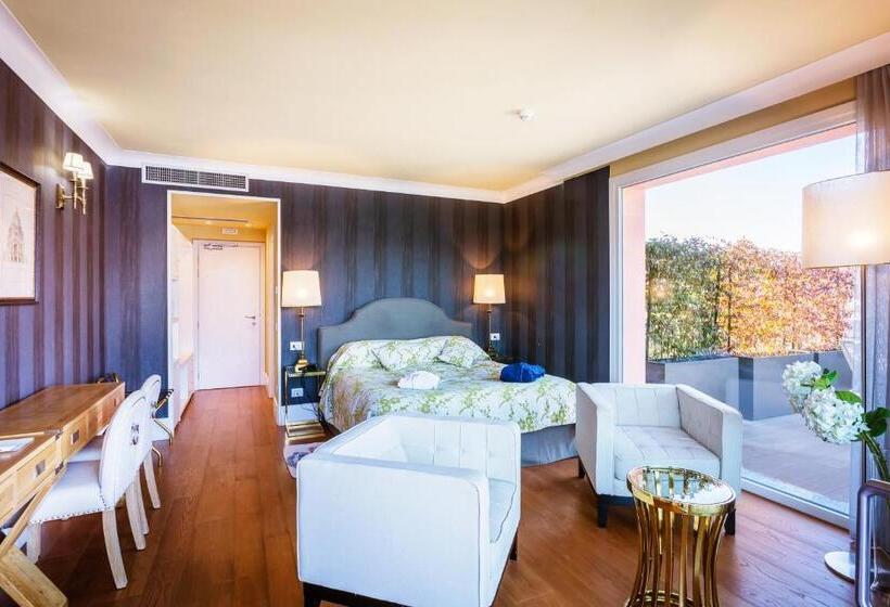 Suite with lake view, Borgo Le Terrazze