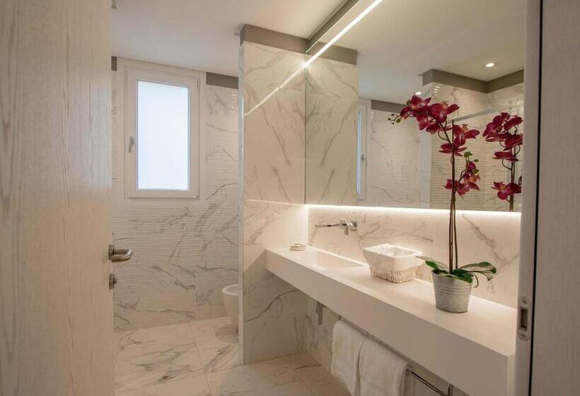 Suite with lake view, Borgo Le Terrazze