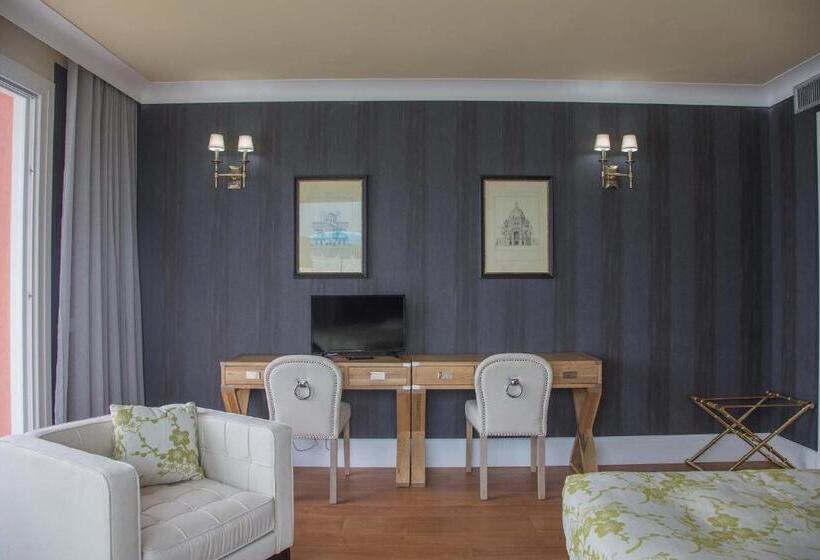 Suite with lake view, Borgo Le Terrazze