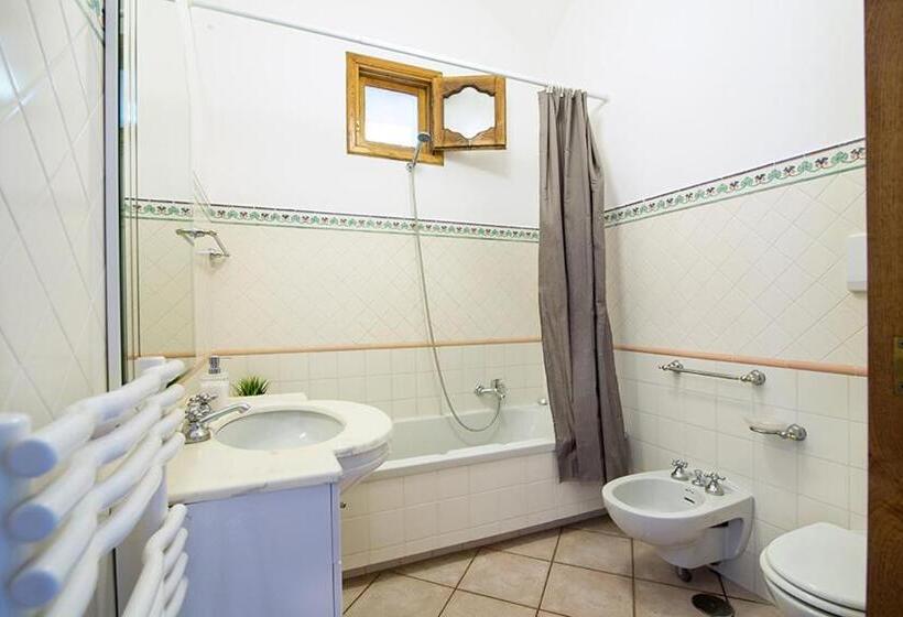 اتاق لوکس با بالکن و چشمانداز دریا, Colle Dell'ara