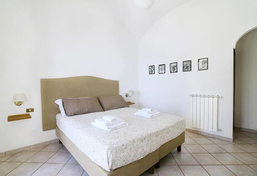 اتاق لوکس با بالکن و چشمانداز دریا, Colle Dell'ara