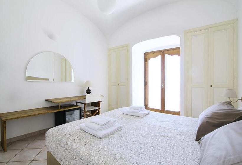 اتاق لوکس با بالکن و چشمانداز دریا, Colle Dell'ara