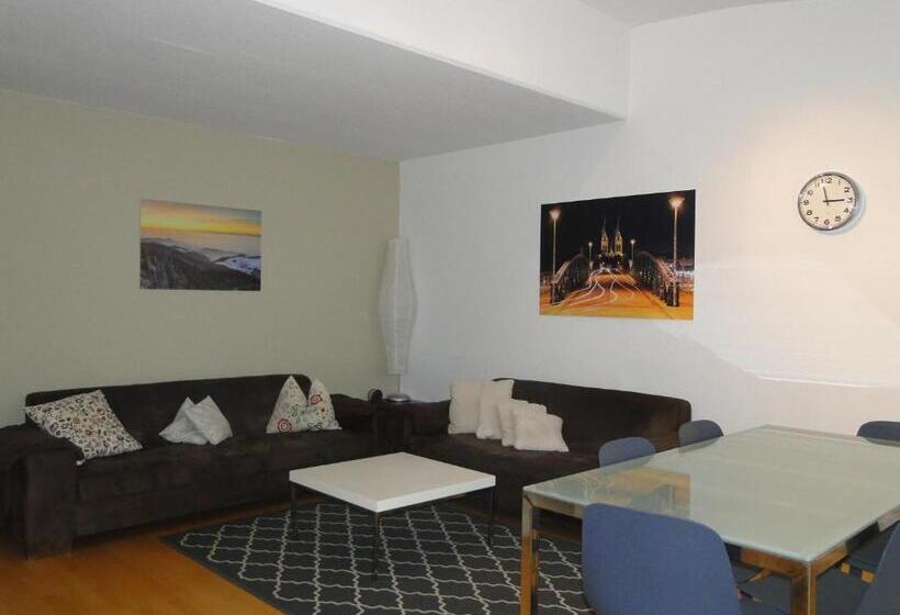 Huoneisto 2 Makuuhuonetta, Stayinn Hostel Und Gastehaus