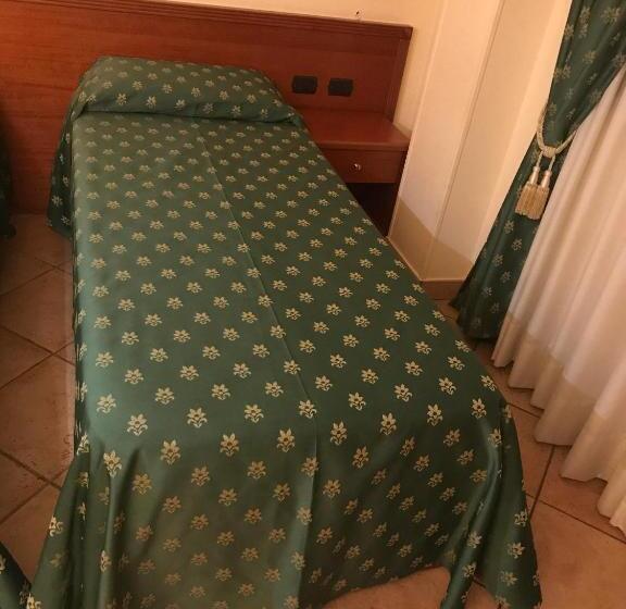 غرفة أساسية فردية, Tito Serranò