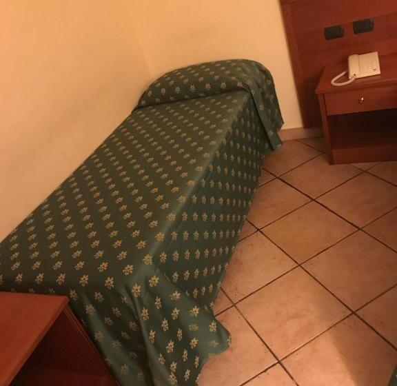 غرفة أساسية فردية, Tito Serranò