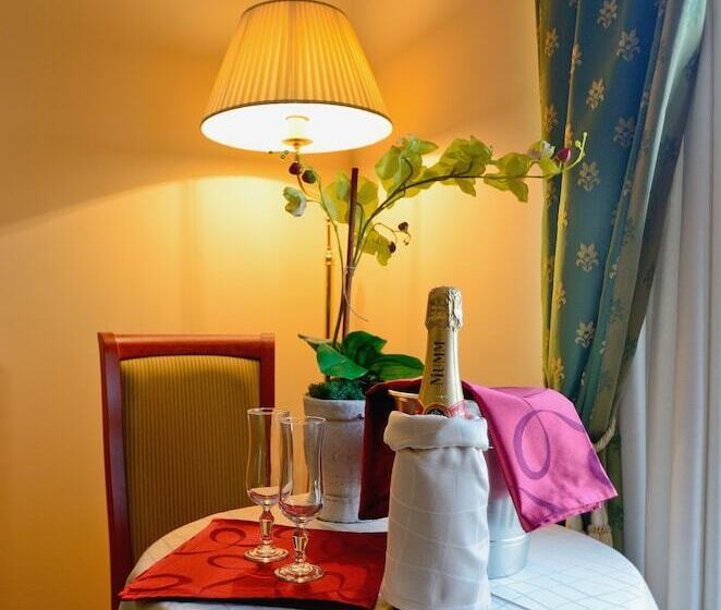 غرفة عائلية, Tito Serranò