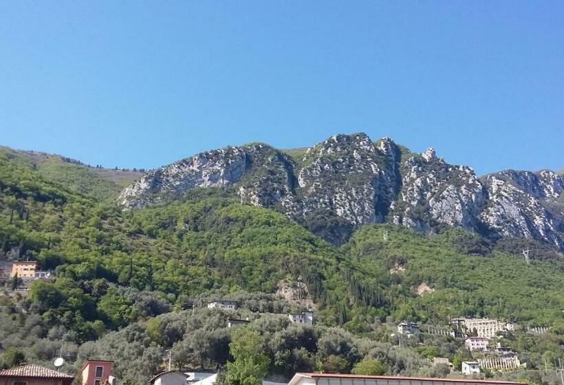 חדר סטנדרט לשלושה, Tiziana Garnì