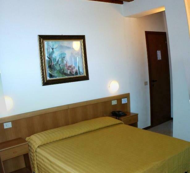 חדר סטנדרט, Tiziana Garnì