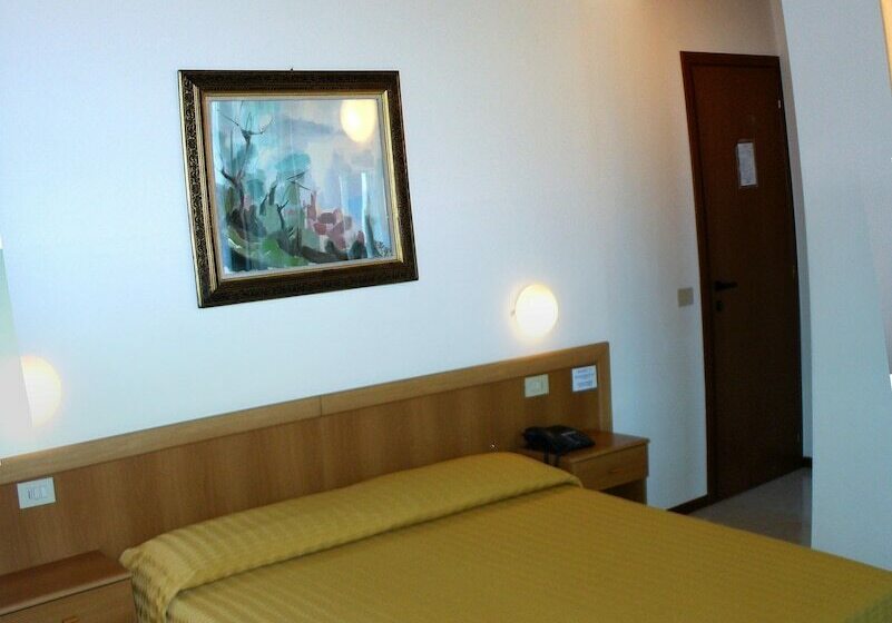 חדר סטנדרט, Tiziana Garnì