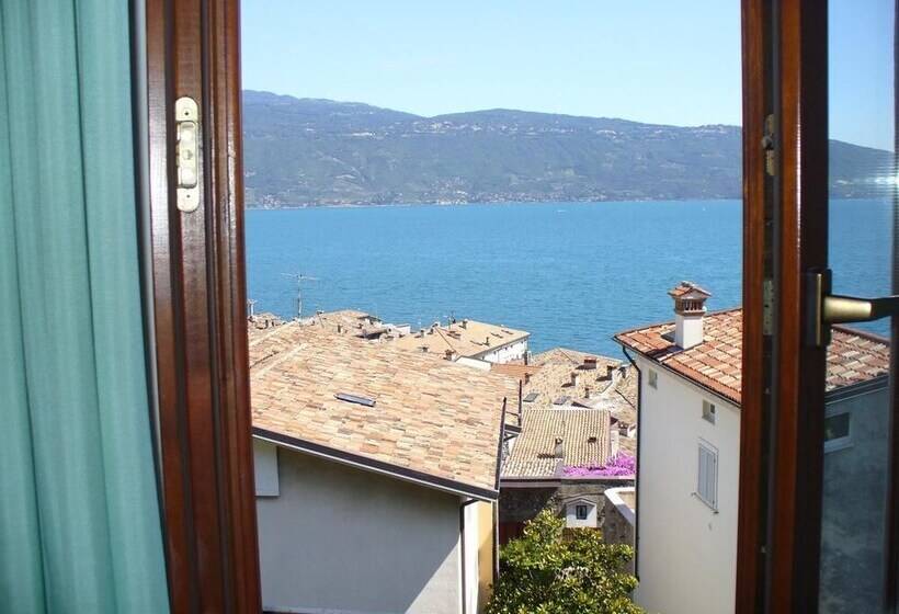 חדר סטנדרט, Tiziana Garnì