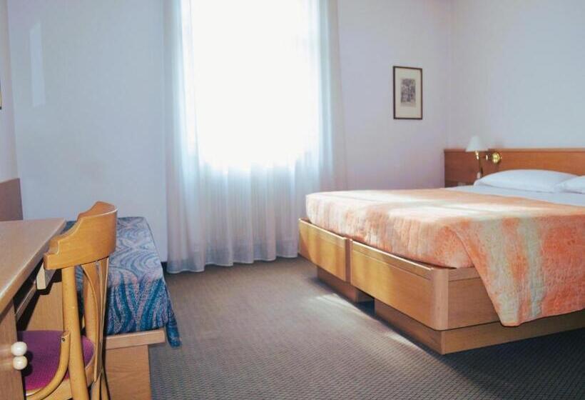 חדר סטנדרט לשלושה, Villa Regina