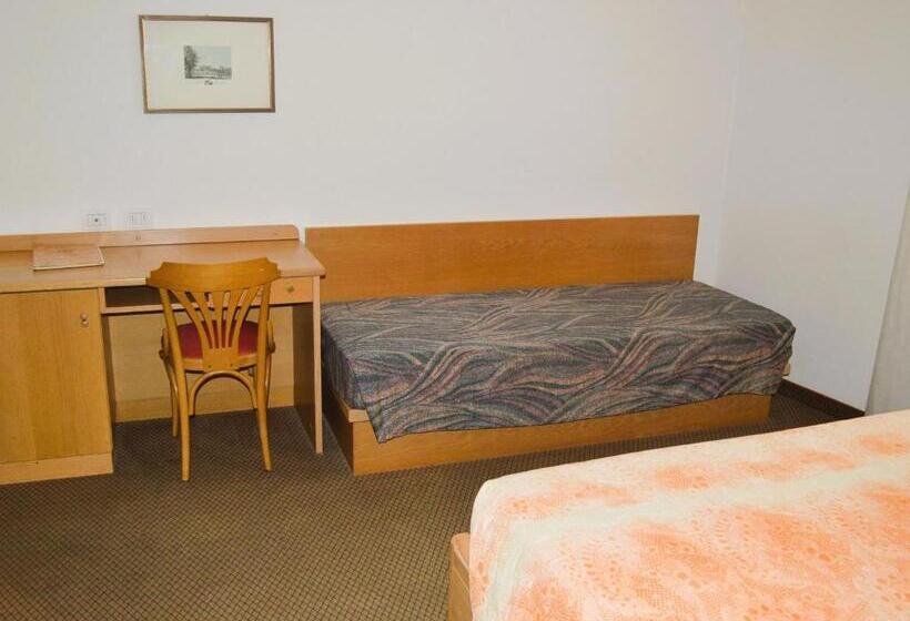 חדר סטנדרט לשלושה, Villa Regina