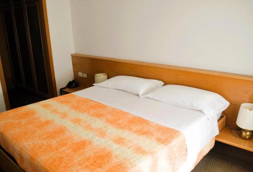 חדר קומפורט לשלושה, Villa Regina