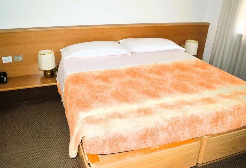 חדר קומפורט לשלושה, Villa Regina