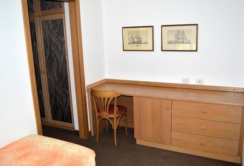 חדר קומפורט לשלושה, Villa Regina