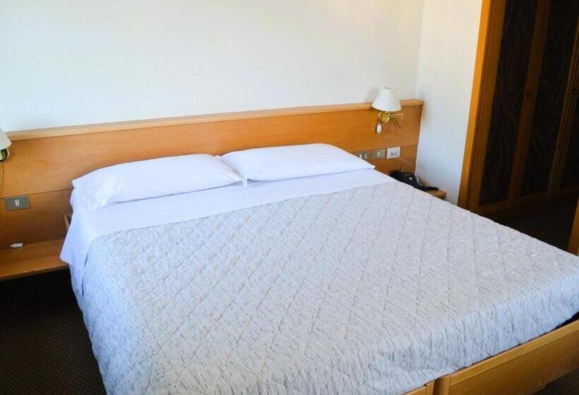 חדר קומפורט לשלושה, Villa Regina