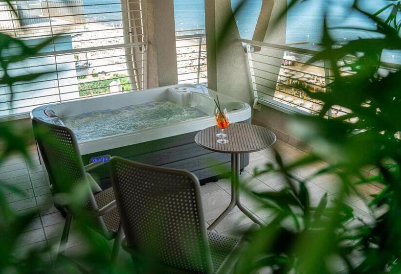 חדר סופריור לארבעה, Capitol