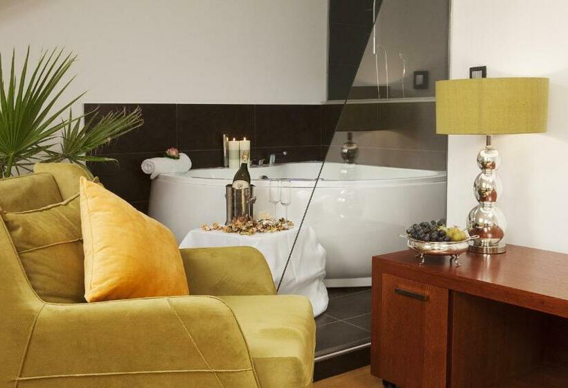 1 Bedroom Penthouse Apartment, Garden Spa Boutique