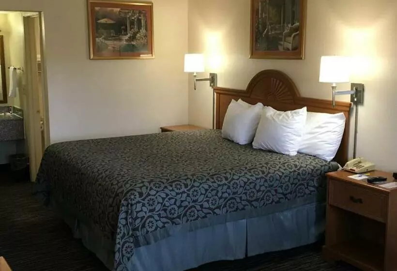 キングサイズベッドのスタンダードルーム, Days Inn By Wyndham Lake City I75