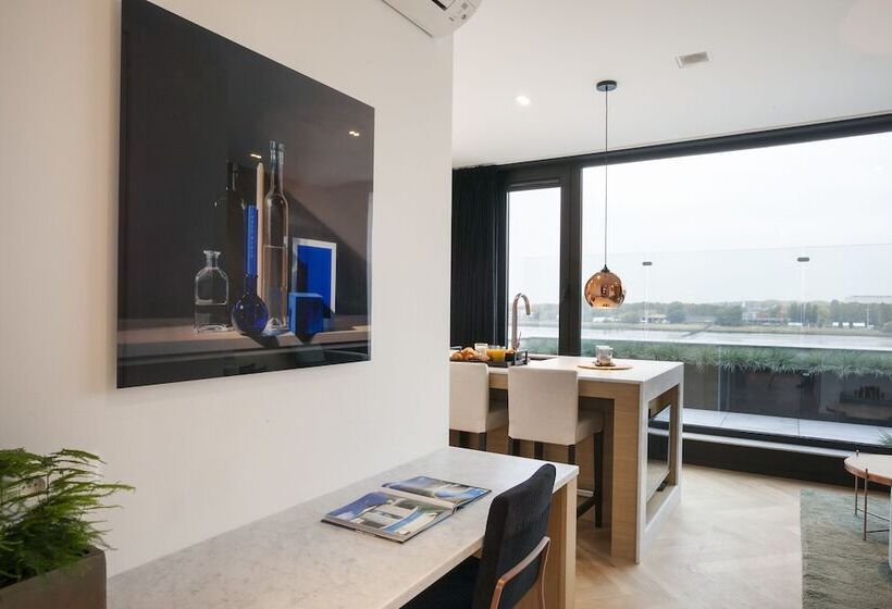 جناح مطل على البحر, Kaai 11