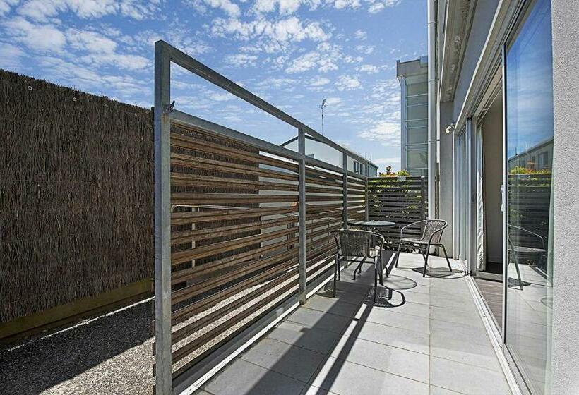 דירת חדר, The Apollo