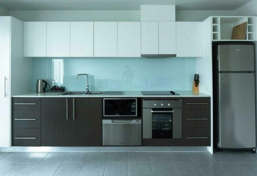 דירת חדר, The Apollo