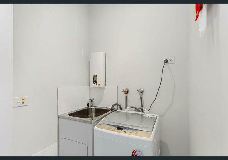 דירת חדר, The Apollo