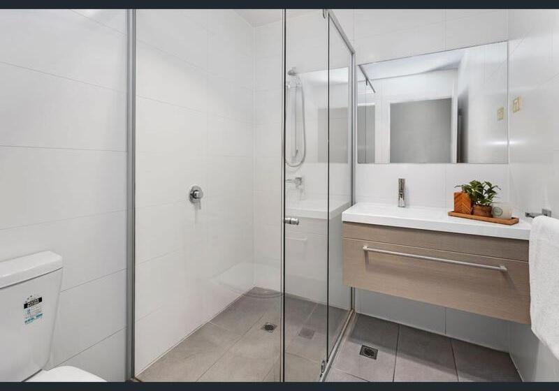 דירת שני חדרים, The Apollo