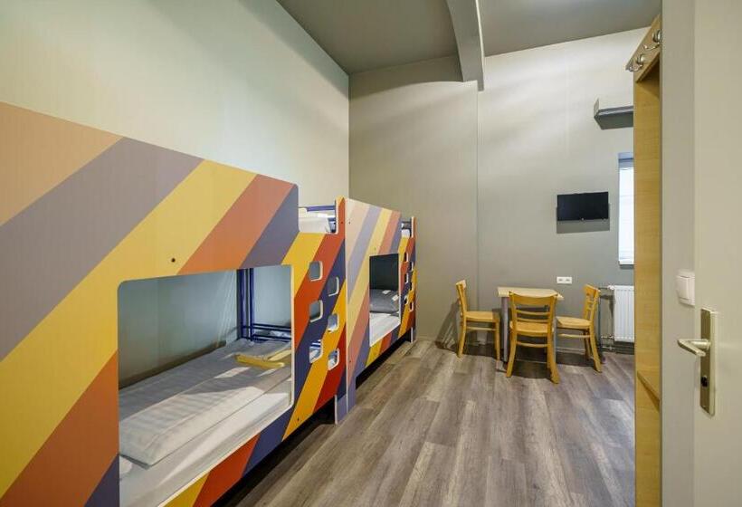 Quarto Quádruplo Standard, a&o Salzburg Hauptbahnhof