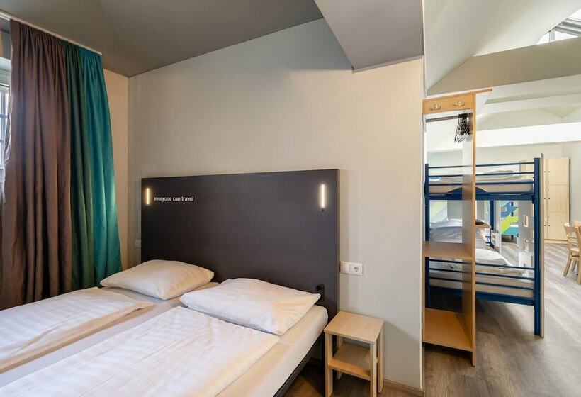 Quarto Quádruplo Standard, a&o Salzburg Hauptbahnhof