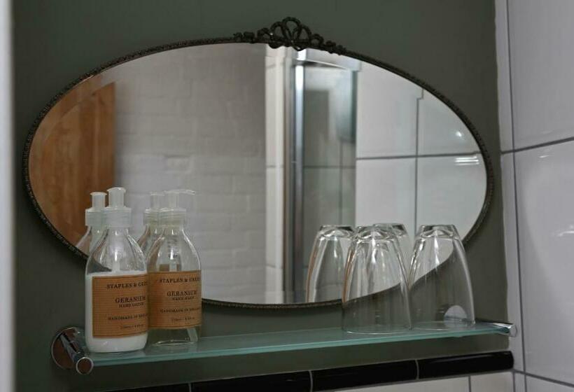 标准间, Holly Tree House