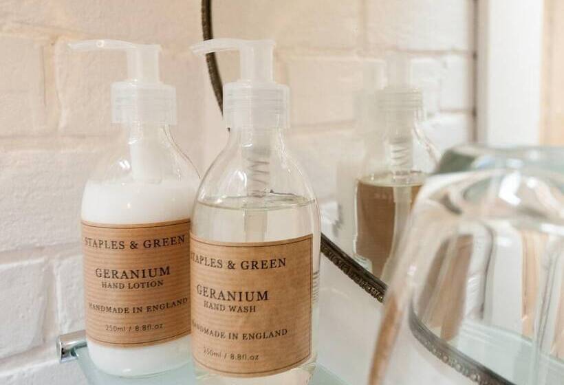 标准间, Holly Tree House