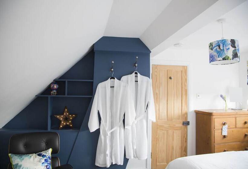 标准间, Holly Tree House