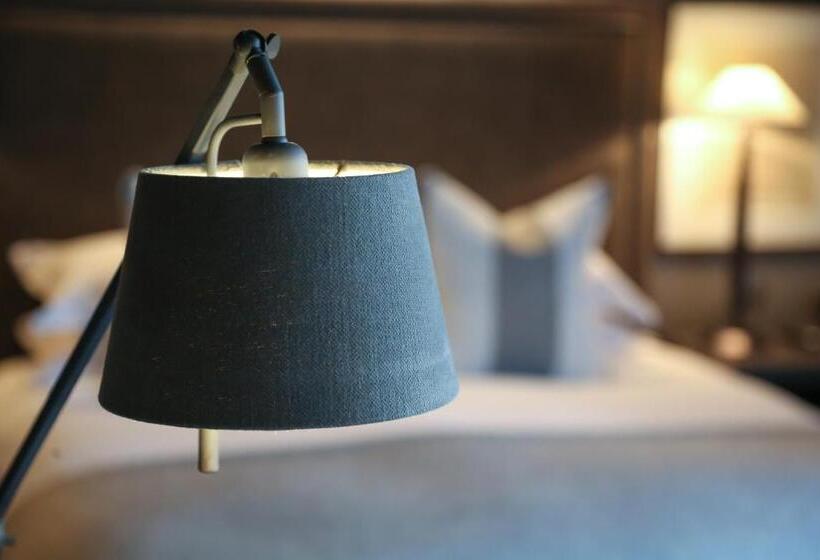 اتاق اجرایی با تخت بزرگ, Dakota Glasgow