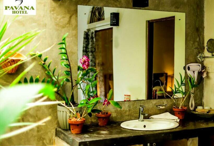 Deluxe Zimmer, Pavana