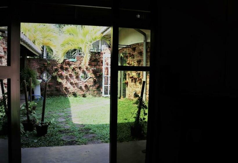 Deluxe Zimmer, Pavana