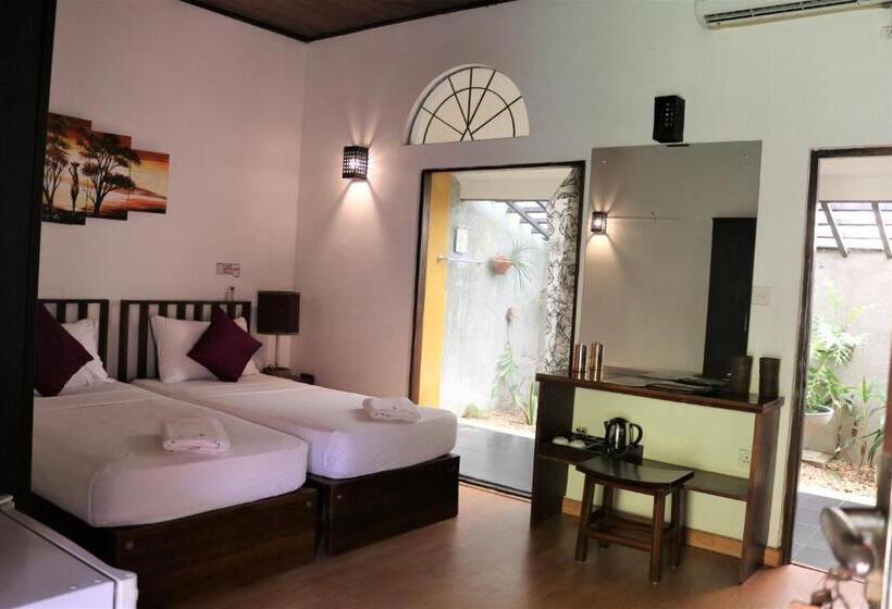 Deluxe Zimmer, Pavana