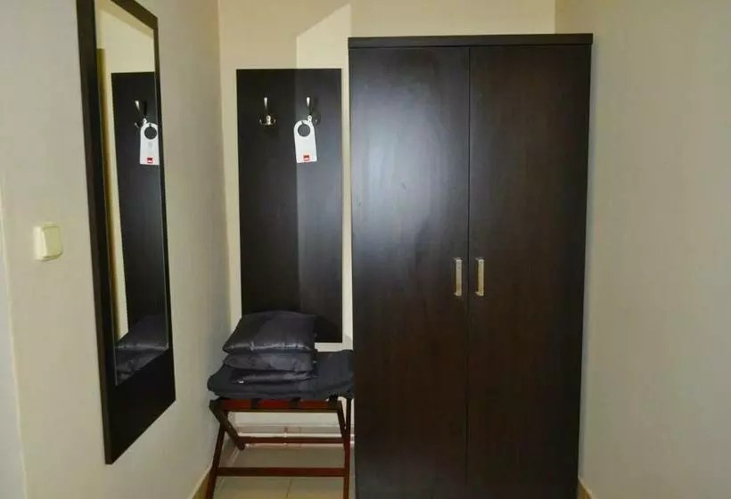 Standard Kolmen Hengen Huone, Pension Falconi