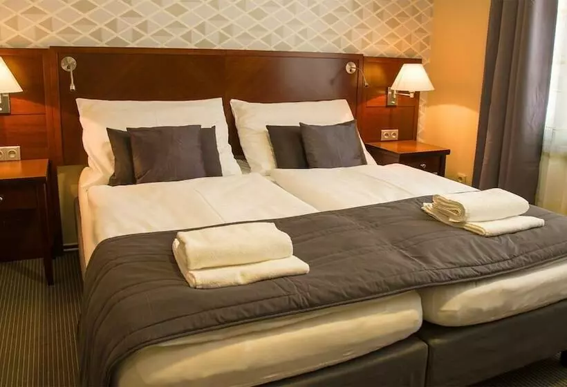 Standard Neljän Hengen Huone, Pension Falconi