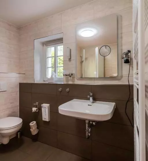 Perhehuone Puutarhanäkymä, Romantik Hotel Zum Lindengarten