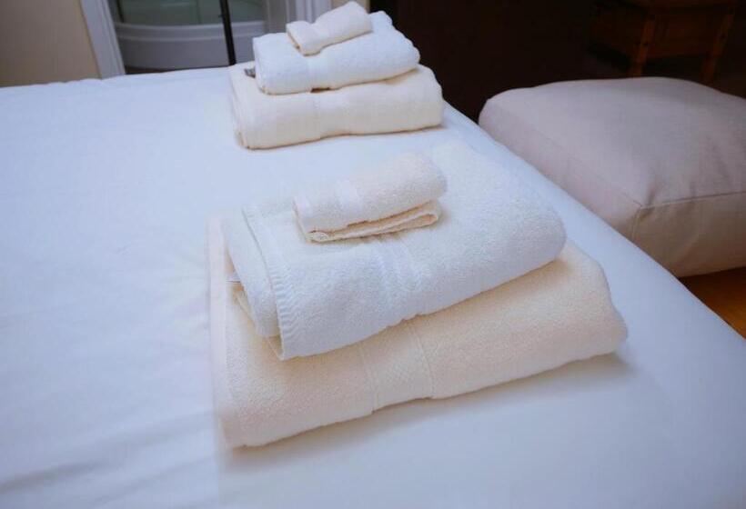 غرفة عائلية, The Five Bells, Eastry