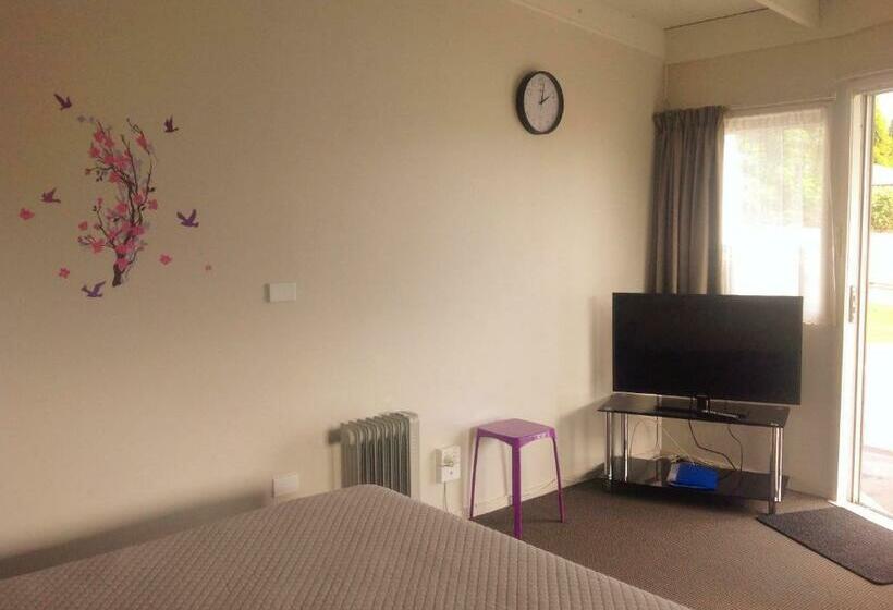 استودیوی استاندارد, Rainbow Motel & Guest House