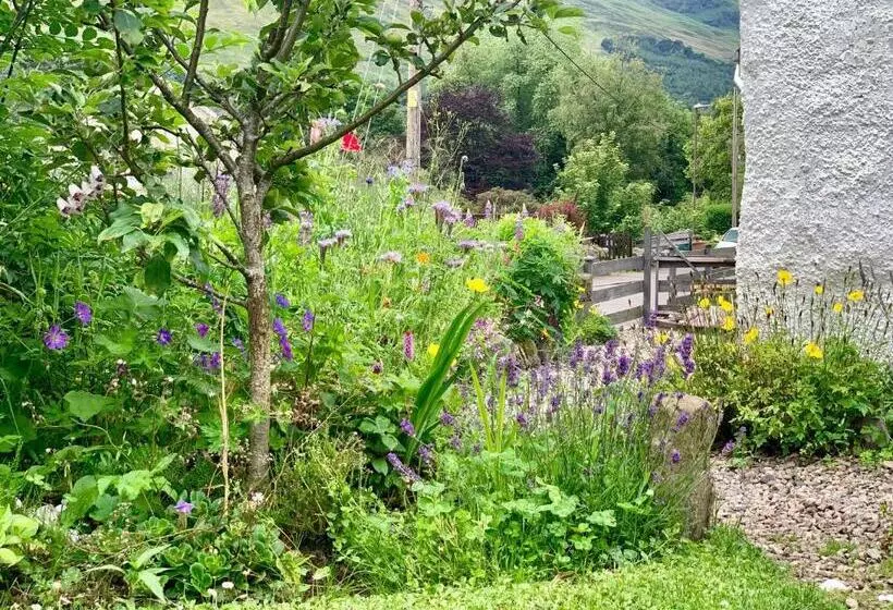 デラックストリプルルーム, The Croft Place Of Architectual Interest
