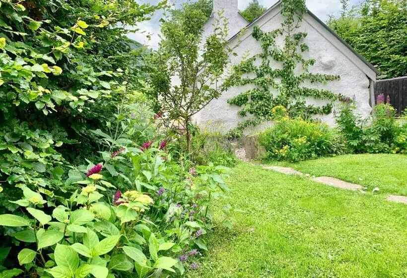 デラックストリプルルーム, The Croft Place Of Architectual Interest