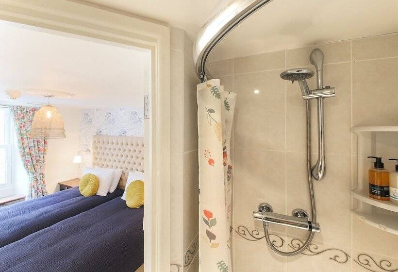 Номер Стандарт, The Old Parsonage